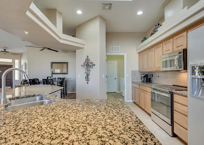 Private Pool & Hot Tub: Havasu Gem! Holiday home *
